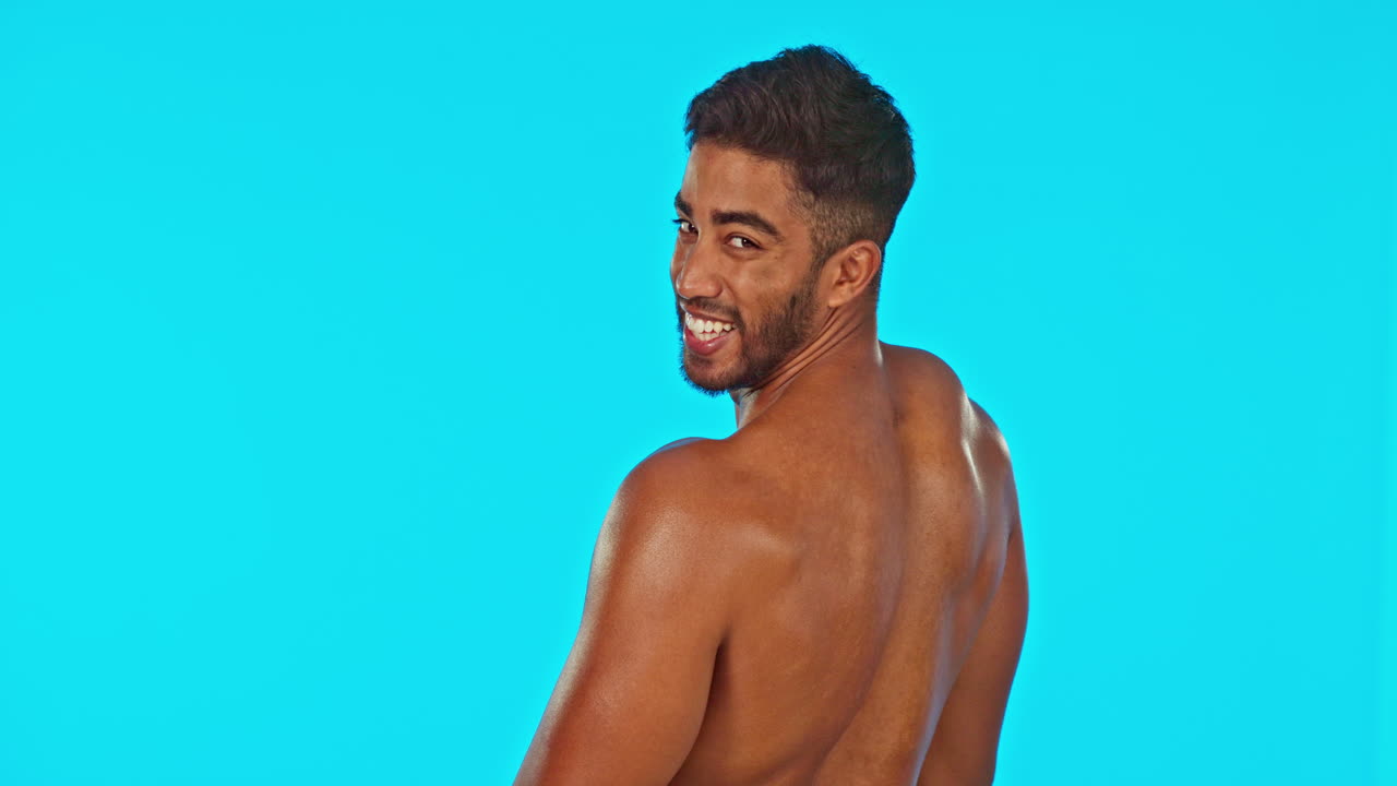 músculo, hombre de espalda flex y estudio con la aptitud