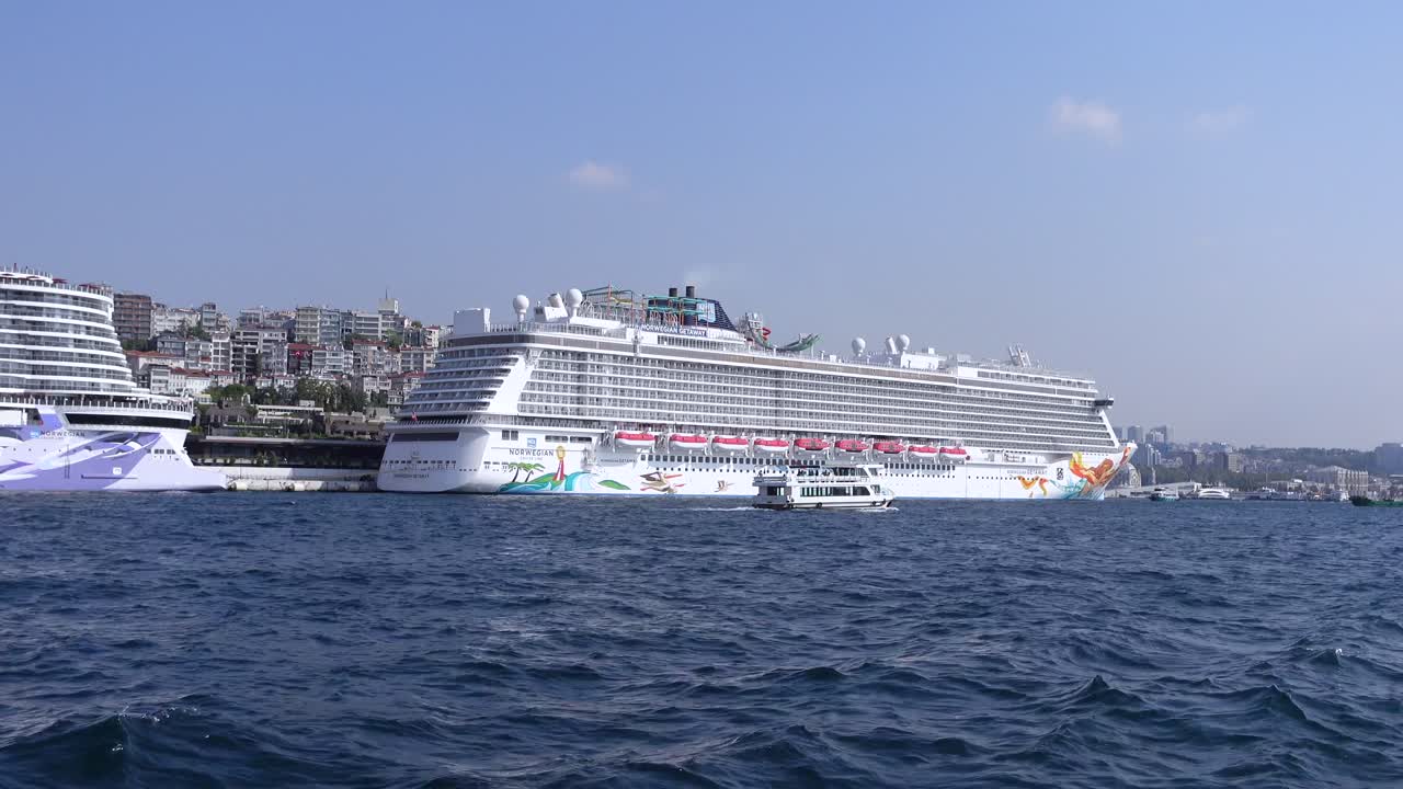 이스탄불 항구의 크루즈 선박