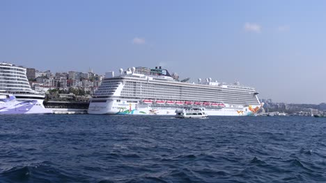 buques de crucero en el puerto de estambul