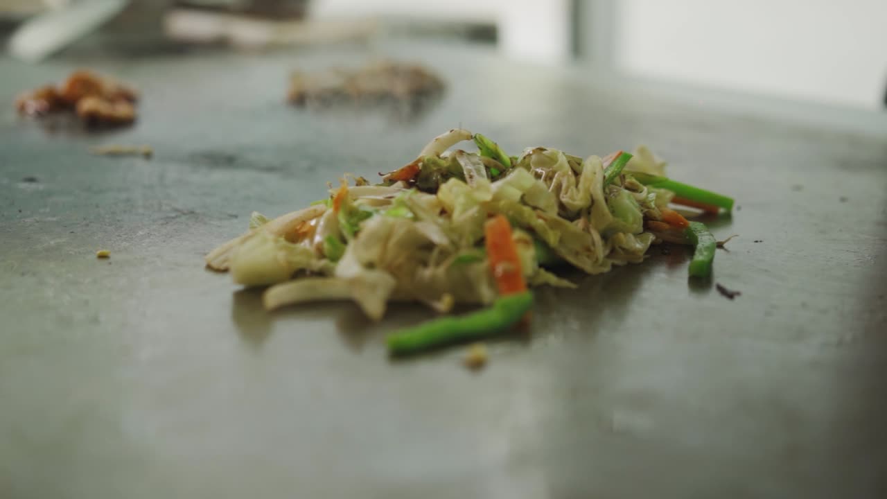 goteo de salsa en verduras salteadas a la plancha