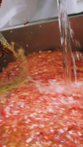 carniceros que preparan carne picada