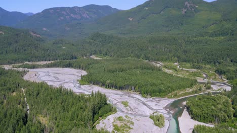 Cowlitz-River-Valley-Flowing-By-The-Lush-Green-Forest-At-Daytime-Near-The-Mount-Rainier-National-Park-In-Packwood,-Washington,-USA