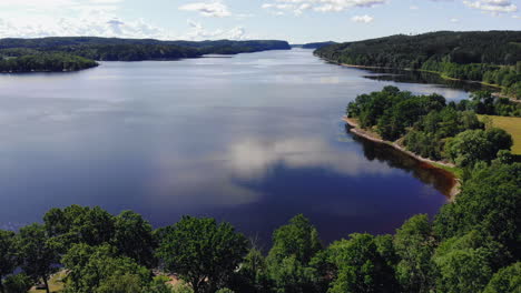 Die-Drohne-Steigt-Auf-Und-Enthüllt-Eine-Wunderschöne-Ebene-Mit-Einem-Riesigen-See-Mit-Blauem-Wasser