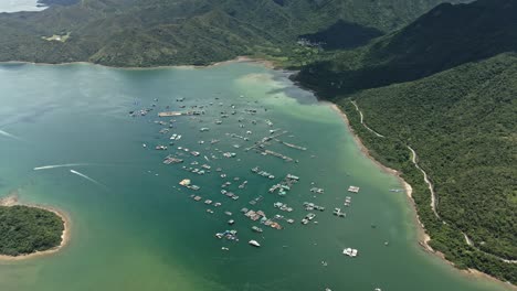 Un-Pueblo-De-Peces,-Po-Toi-O,-Sai-Kung,-Hong-Kong,-Vista-De-Drones-Desde-Arriba