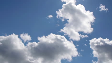 cielo azul con nubes blancas y esponjosas
