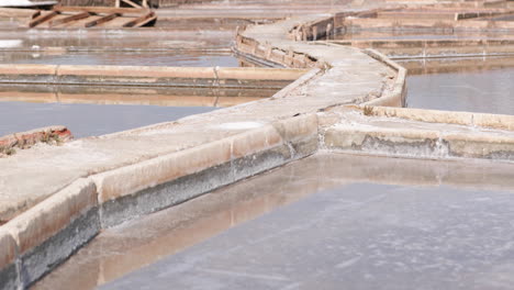 Geometrische-Pools-Mit-Salzpfannen-In-Rio-Maior-An-Einem-Sonnigen-Tag-In-Portugal