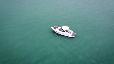 amici che si godono l'estate su un piccolo yacht nel tranquillo mare turchese, la punta, perù