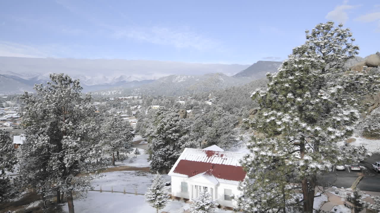 콜로라도 에스테스 파크의 록키 마운틴 국립공원에서 구름의 겨울 시간 경과