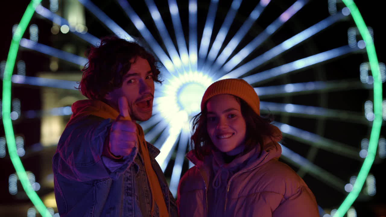 hombre y mujer disfrutando de una cita al aire libre