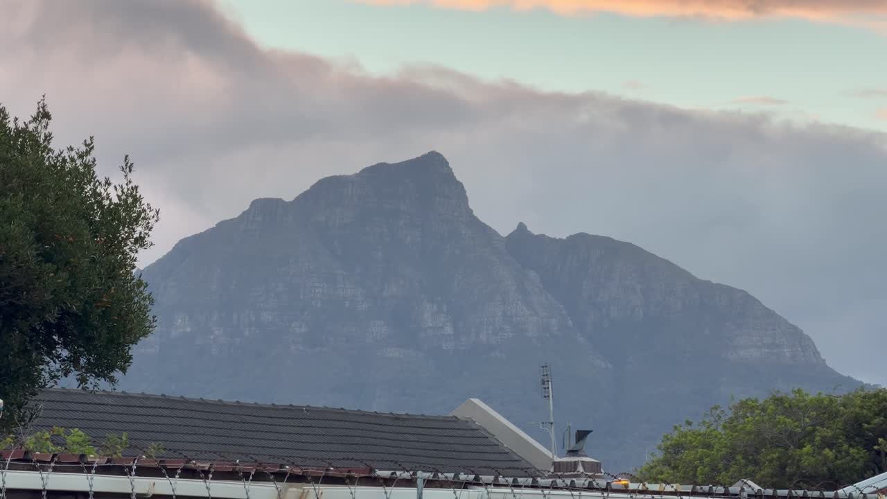 Ein Blick auf den Tafelberg aus den Vorstädten Kapstadts, Südafrika.