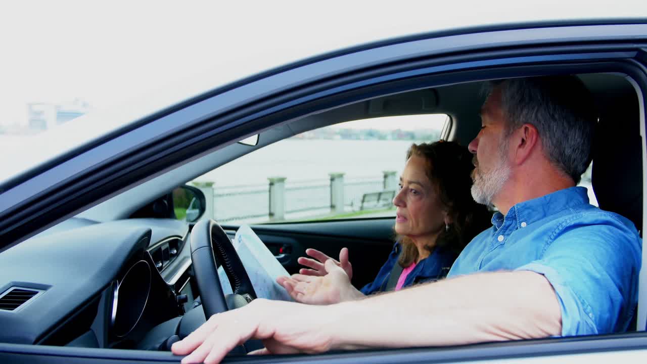 pareja teniendo una discusión en el mapa 4k