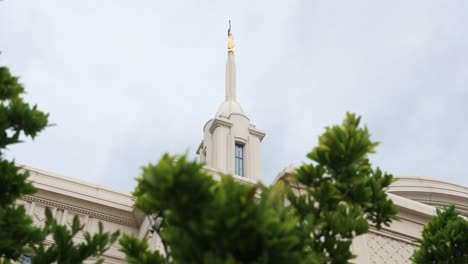 moroni en el campanario del templo mormón de lds en abundancia, ángulo bajo