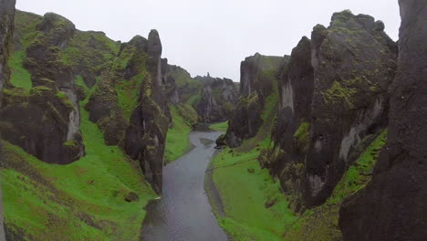 paisaje único de fjadrargljufur en islandia.