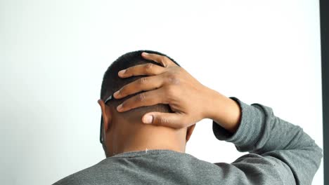hombre con dolor de cabeza