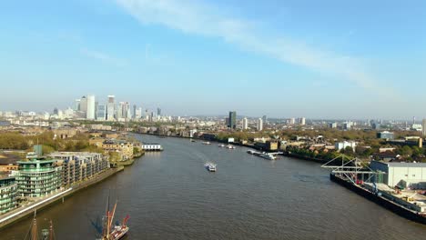 Toma-Aérea-Del-Famoso-Río-En-Londres