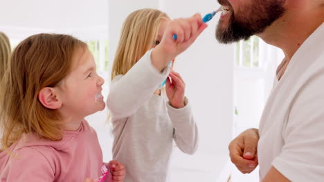 niños cepillándose los dientes con papá