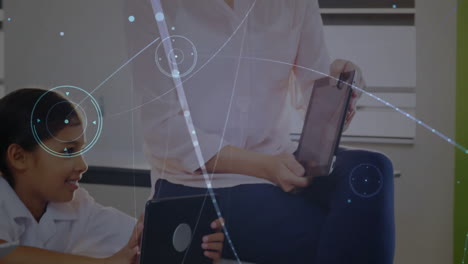 sosteniendo tabletas, personas que interactúan con dispositivos digitales a través de conexiones de red