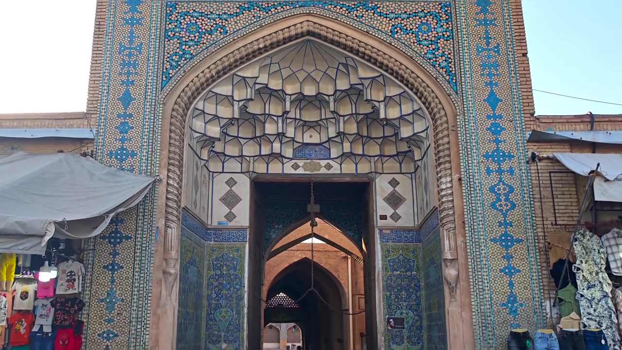 Ingresso decorato di un tradizionale bazar persiano in Iran