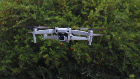 primer plano de drone quadcopter con cámara digital volando en el aire moviéndose de lado a lado, dispositivo futurista que captura fotografía aérea y reconocimiento de la tierra