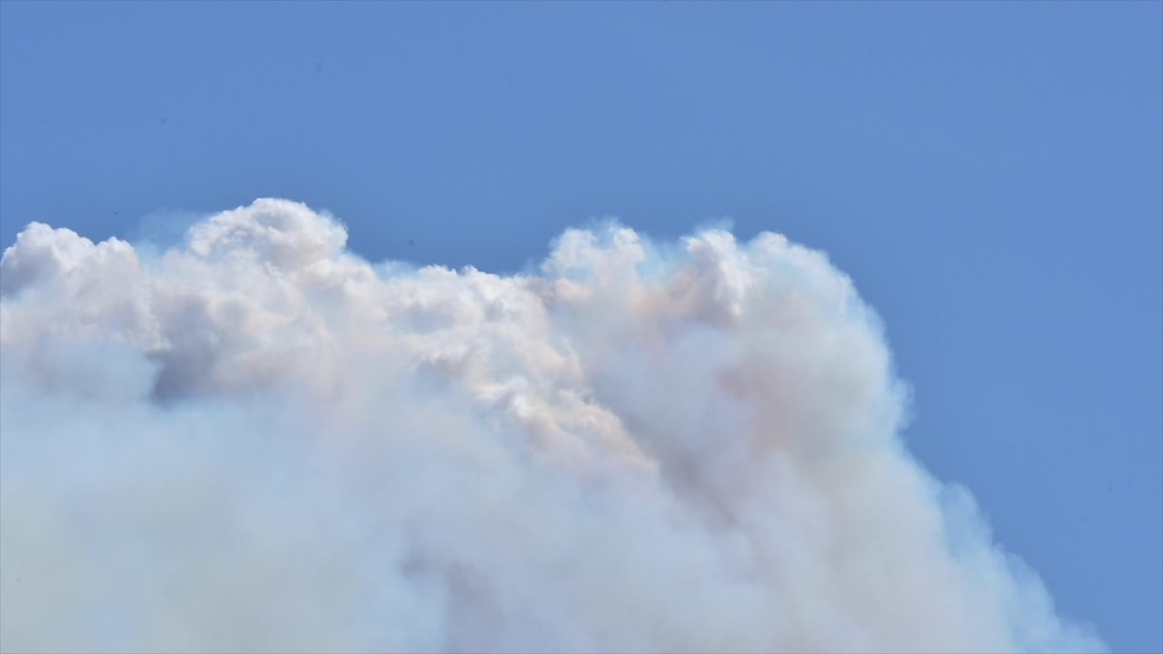 ⁇ 은 곳에서 연기가 나는 곳: 로스 무어 호수 산불 연기가  ⁇ 루프스 위에