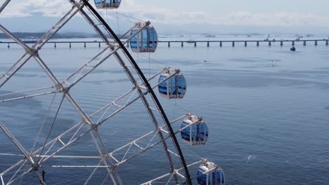 río de janeiro, brasil. el distrito del centro de río de janeiro (brasil). paisaje aéreo del punto de referencia del centro de la ciudad. punto de atracción turística de río estrella. famoso puente de río niteroi en el fondo.