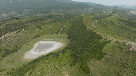 Lago-Jvari,-Lago-Seco-Y-Estacional-En-Verano-En-Georgia