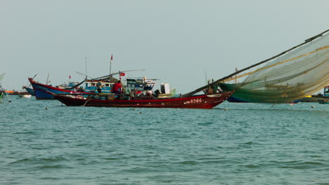 Statische-Aufnahme-Großer-Fischerboote-Mit-Hängenden-Netzen,-Die-Im-Da-Nang-Schwimmen