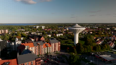 Lake-Hjälmaren-behind-Örebro-landmark-water-tower-Svampen,-cityscape-aerial