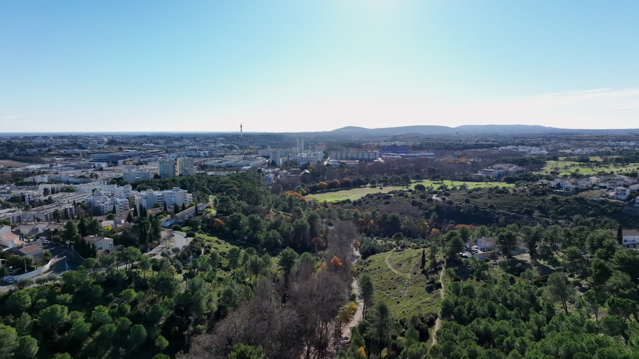 몽펠리에 강, 두 세계를 는 다리