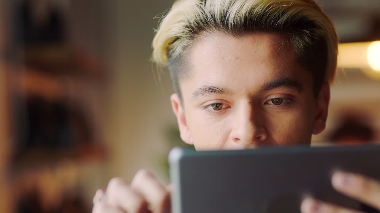 человек, лицо и планшет поиск в кафе