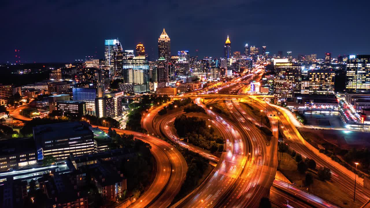 atlanta night drone hyper-lapse, centro de la ciudad, empujar hacia adelante revelar tiro