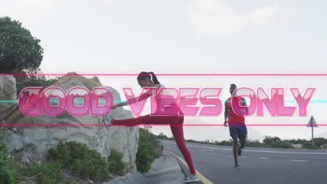animación de las palabras buenas vibraciones sólo sobre pareja haciendo ejercicio en el camino de la montaña