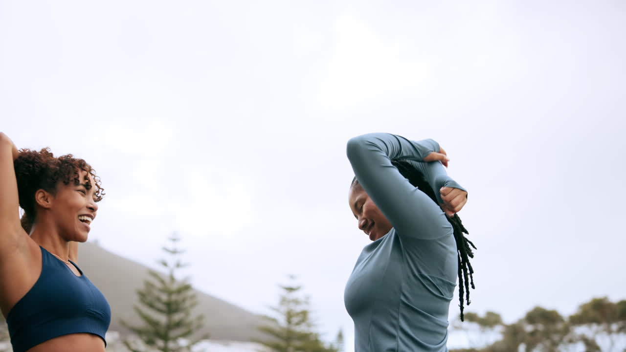 mujer estirándose al aire libre