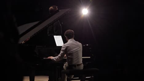 Pianista-Tocando-Con-Un-Cantante-Masculino-Durante-Una-Presentación-Nocturna