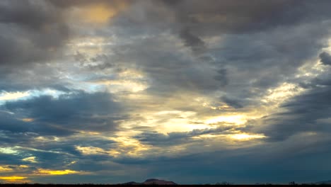 Puesta-De-Sol-Dorada-Sobre-Una-Mota-Del-Desierto-De-Mojave-En-Silueta---Lapso-De-Tiempo-De-Cloudscape-Dinámico