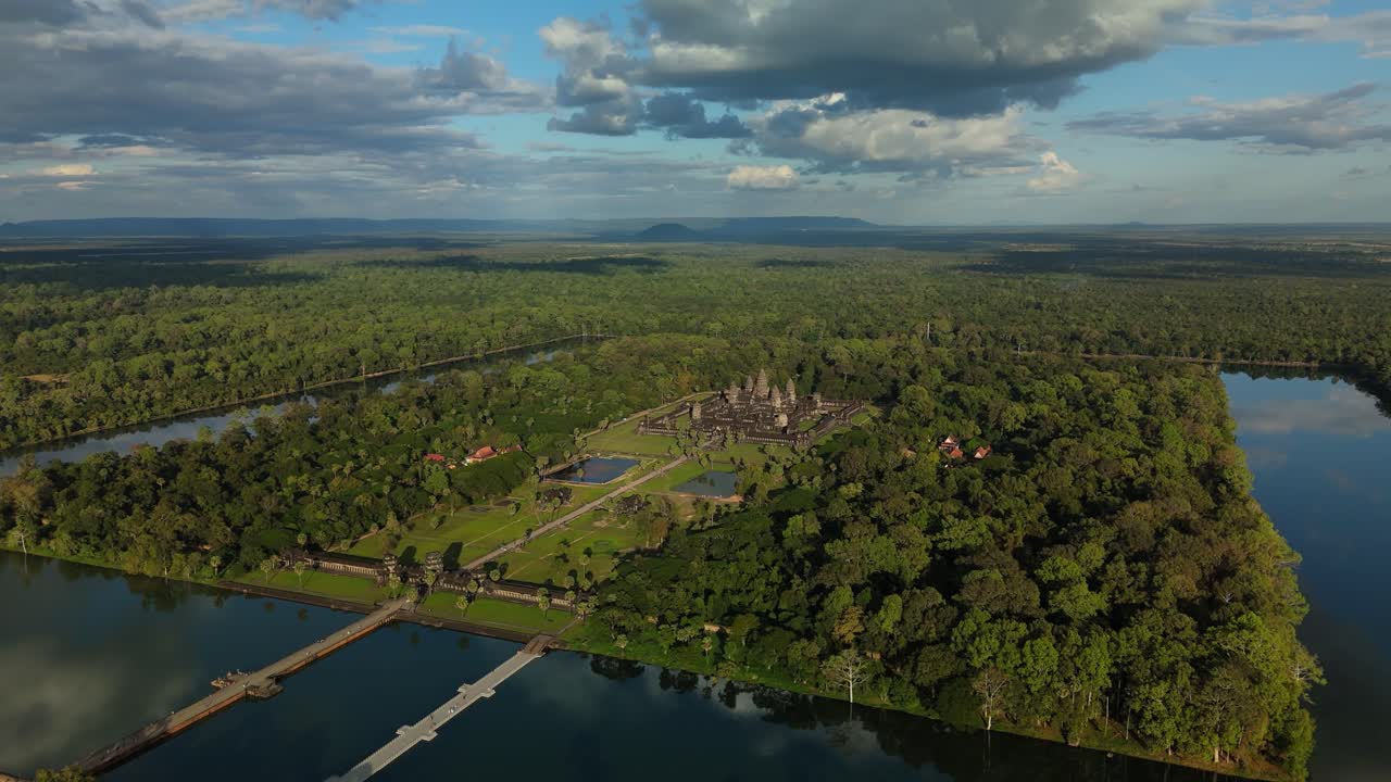 Un drone si avvicina lentamente ad Angkor Wat, sorvolando il fossato e la volta della foresta vicino a Siem Reap