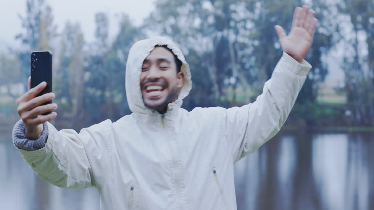 человек, видеозвонок и походы на природе