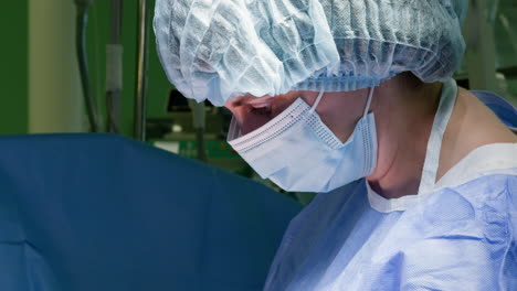 cirujano en la sala de operaciones