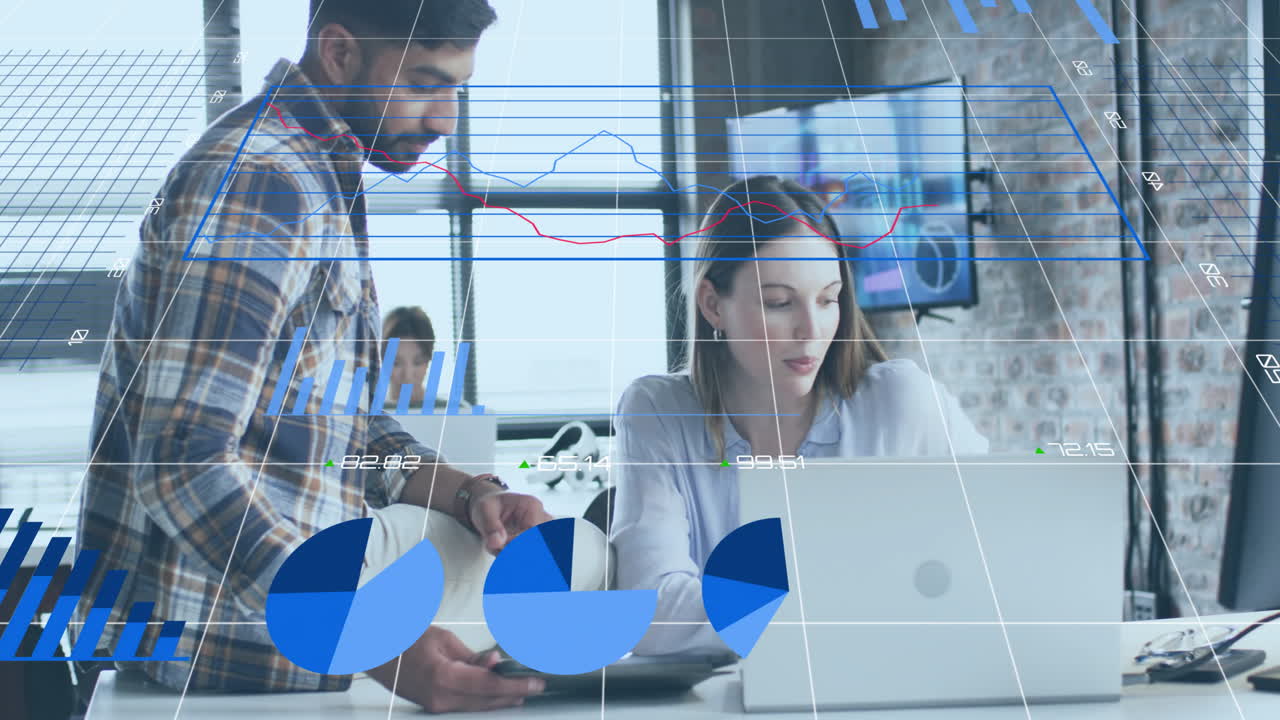 animación de gráficos procesamiento de datos sobre diversos colegas femeninos y masculinos hablando en la oficina casual