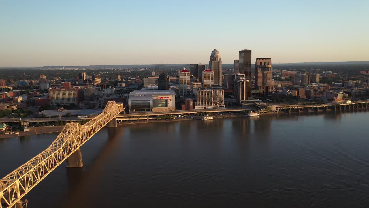 el horizonte de louisville, kentucky con el puente con el video del dron moviéndose lateralmente hacia arriba