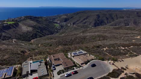 vista aérea de un callejón sin salida cortado en la cima de una montaña en laguna beach, california