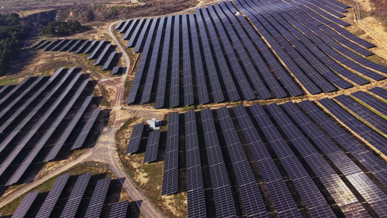 Stor solcellepark på en solskinsdag