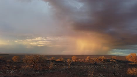 Nubes-De-Tormenta-Rodando-Sobre-El-Duro-Interior-Australiano