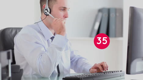 animación de números cambiando sobre hombre de negocios usando auriculares de teléfono
