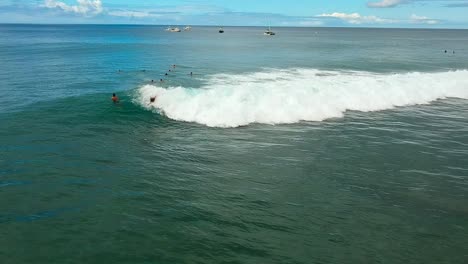 vista aérea de bodysurfer montando una ola en el punto de pánico en oahu hawaii