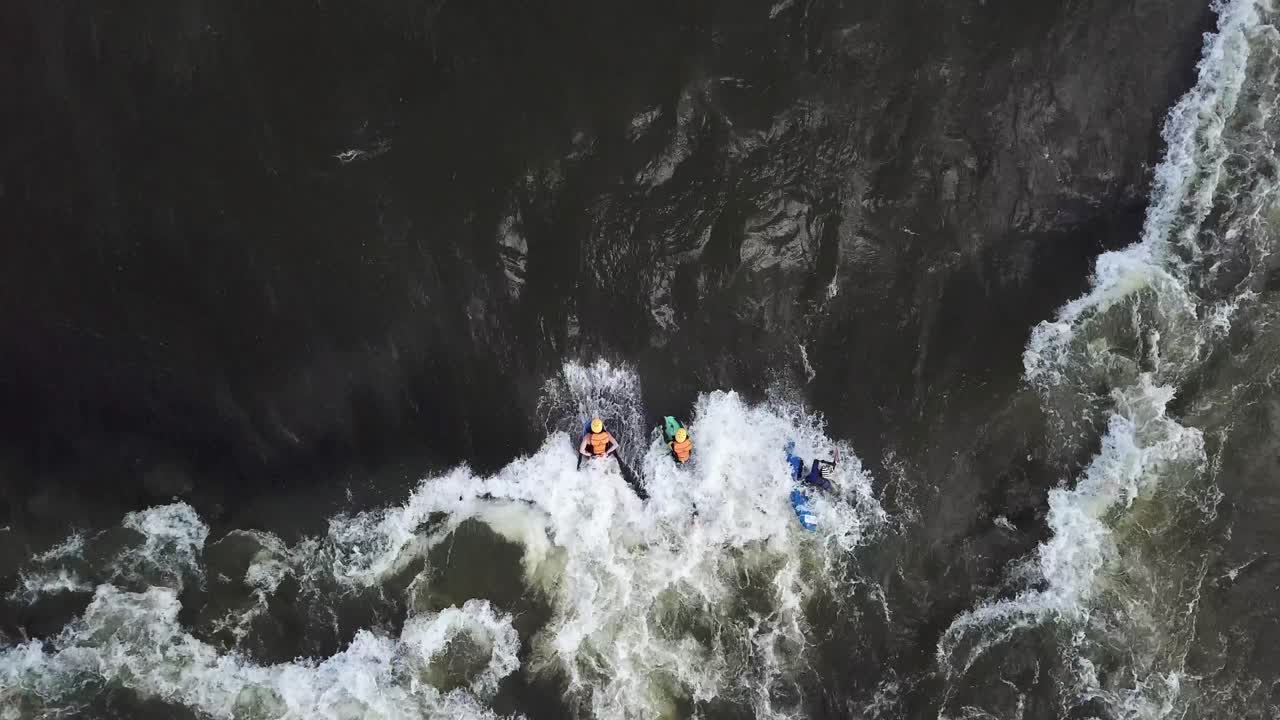 Vista aerea dall'alto di un canoista e due bodyboard che discendono le acque del fiume Nilo a Jinja, Uganda
