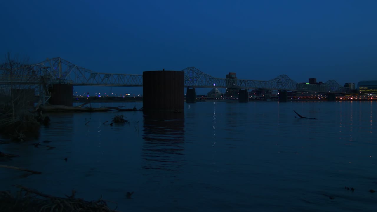 밤에 루이스빌 켄터키의 스카이라인을 가로질러 팬