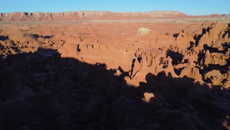 Valle-Arenoso-Con-Colinas-Escarpadas-En-Un-Día-Soleado