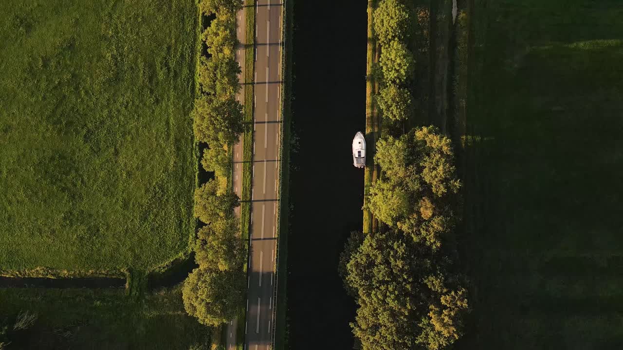 녹색  을 가로지르는 운하 와 도로 - 공중 에서 볼 수 있는 모습