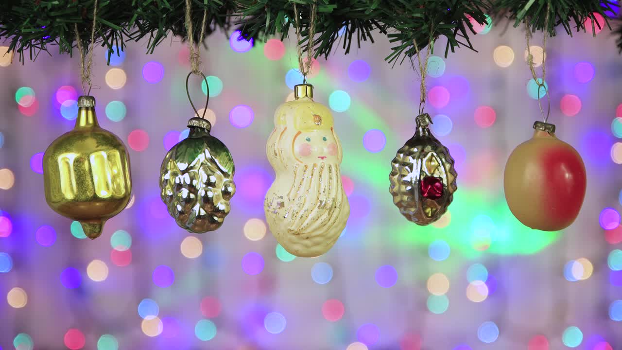 juguetes de vidrio multicolores de año nuevo en una rama, espacio de copia.